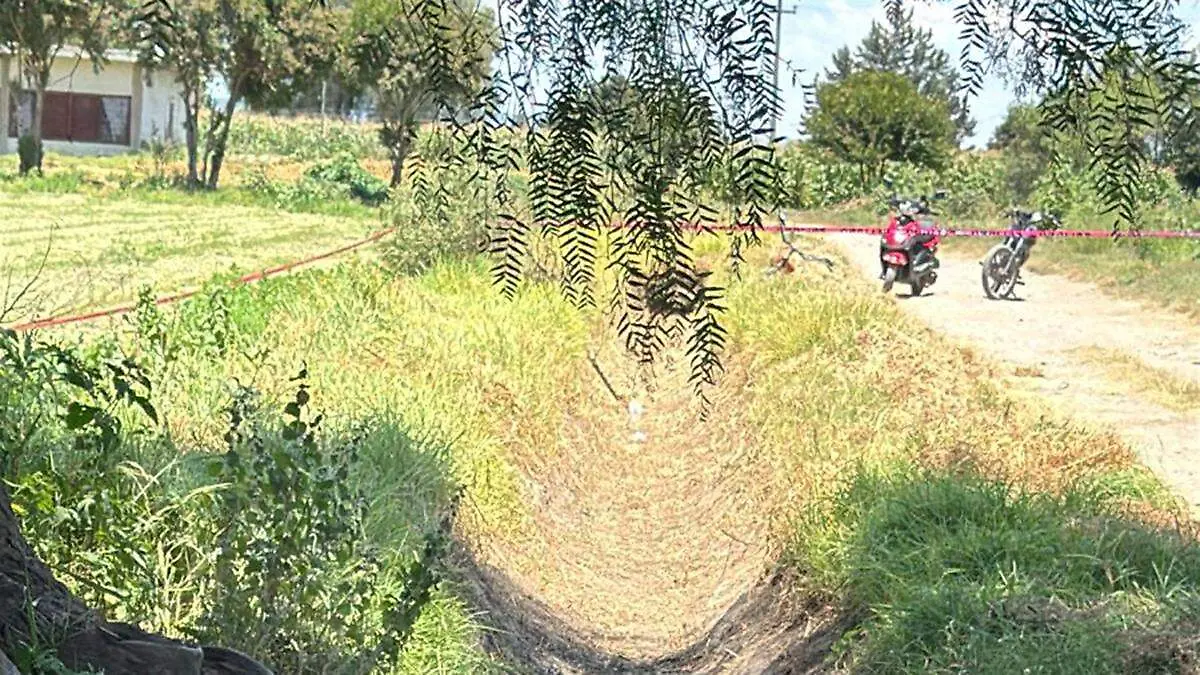 El cuerpo sin vida de un hombre fue localizado tirado boca abajo en una canaleta de riego de Tecamachalco