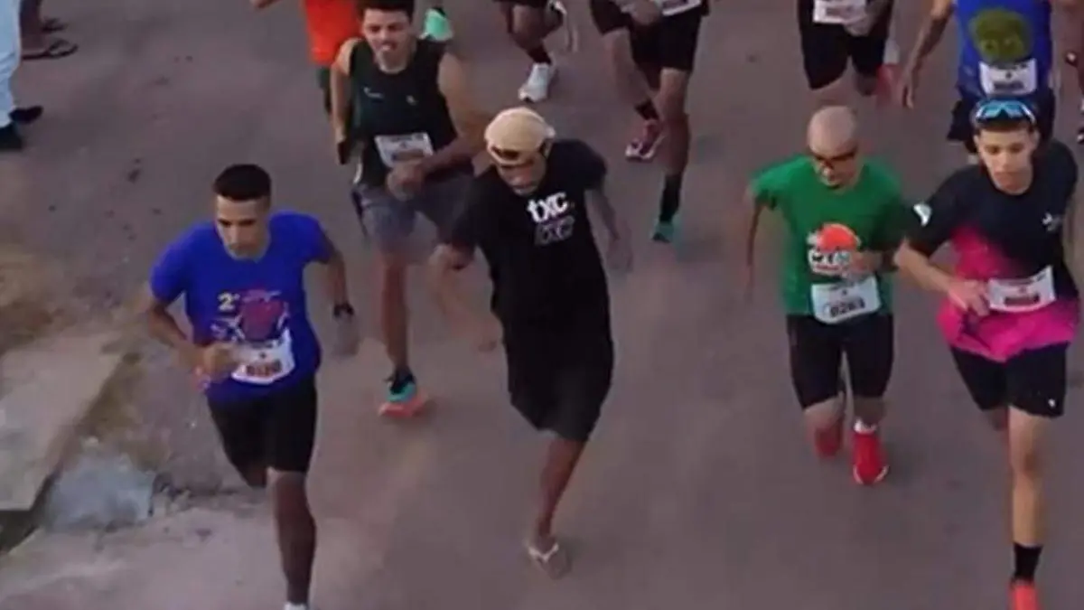 Hombre que corrió ebrio, con chanclas y ganó carrera, quiere ser deportista