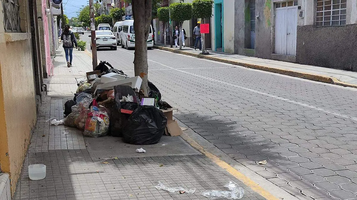Han sancionado a 16 personas por dejar su basura en las banquetas o en terrenos abandonados de Tehuacán