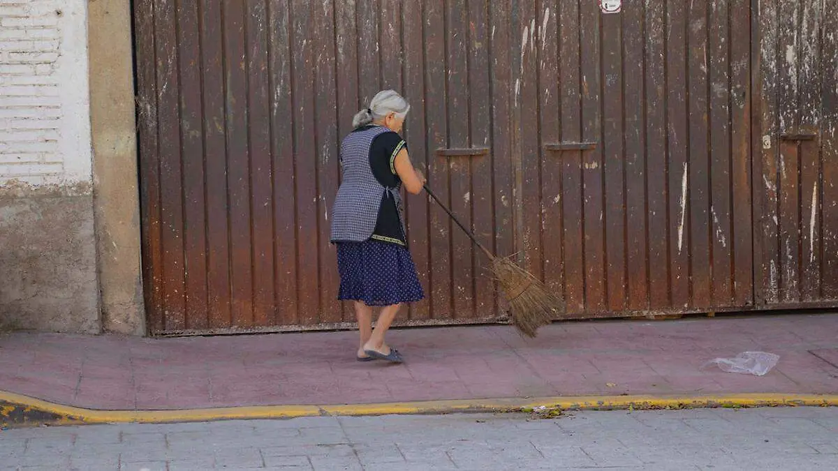 Una de las tradiciones de la ciudad de Ajalpan era que personas salieran por las mañanas a barrer sus banquetas