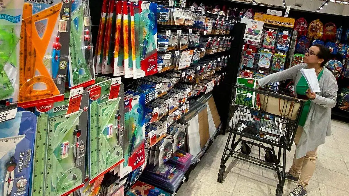 útiles escolares en un supermercado