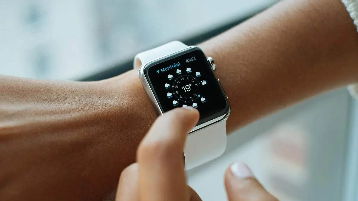 reloj inteligente o smartwatch marcando la hora