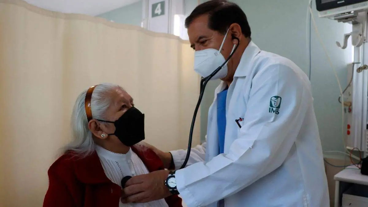 doctor del IMSS brinda atencion a una mujer de la tercera edad