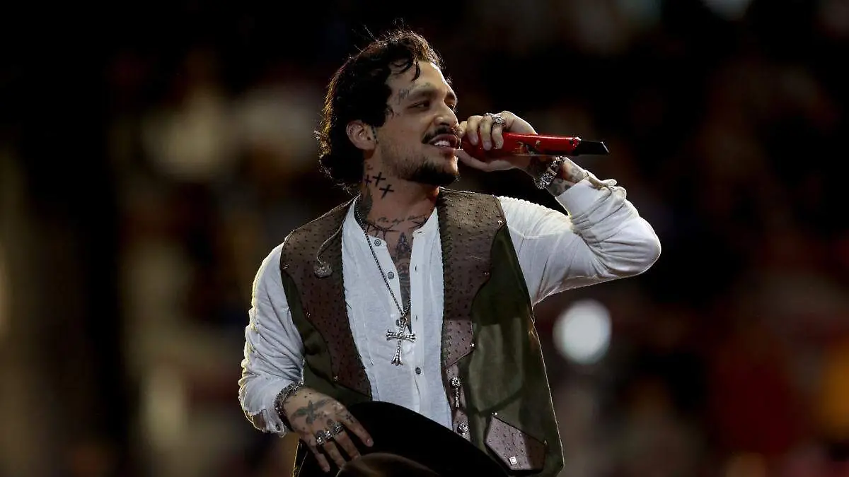 Christian Nodal en presentacion musical
