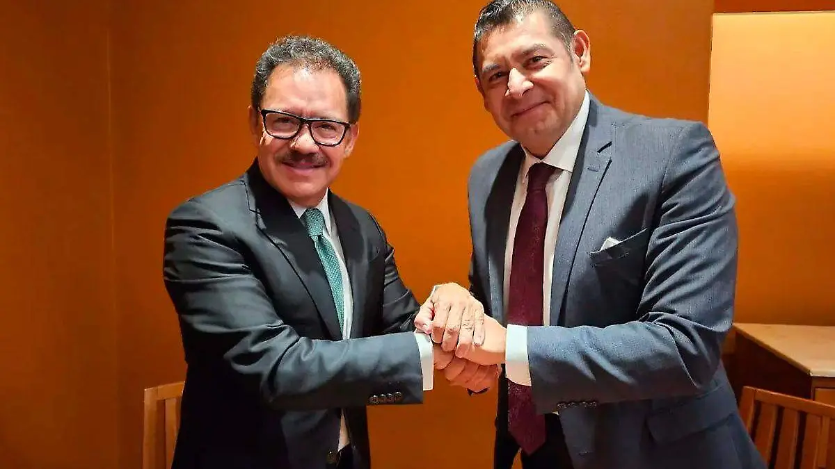 Ignaco Mier y Alejandro Armenta se saludan y se toman de la mano