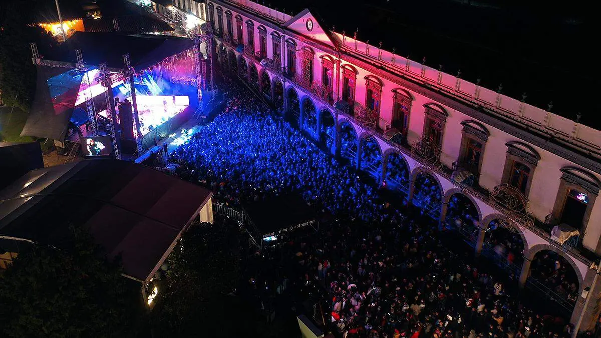 La joven cantante poblana Yessi Villa protagonizó un emotivo momento durante su presentación en Feria de Zacatlán