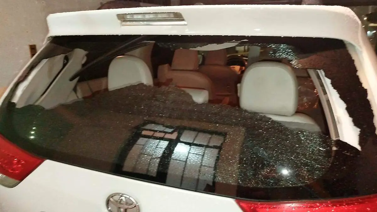 Automovil sufre cristalazo en el medallon trasero