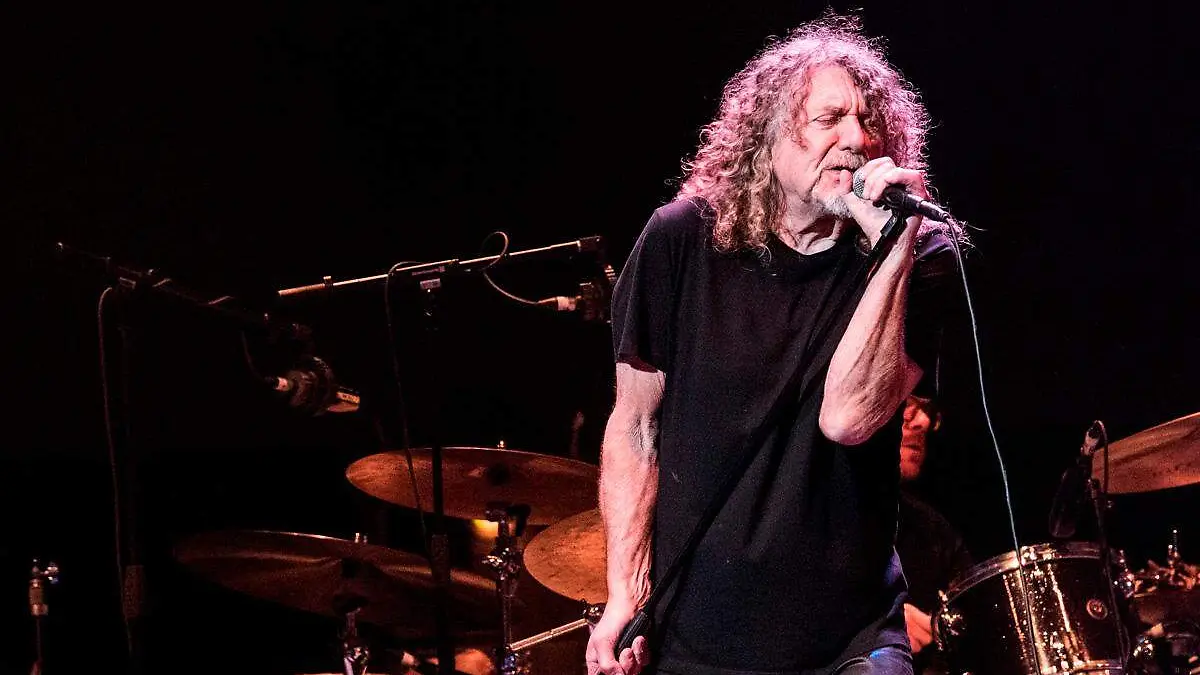 Rober Plant durante una presentacion en un concierto