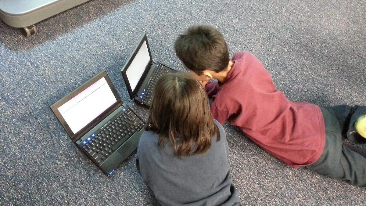Niños utilizando computadora