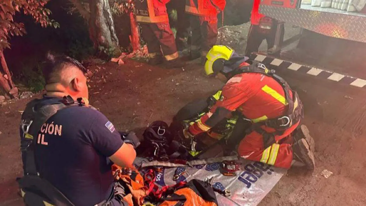 Momentos de tensión vivió una mujer tras caer al fondo de una barranca de 10 metros en la colonia Joaquín Colombres