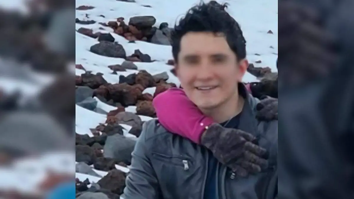 Armando N joven posando frente a la nieve1