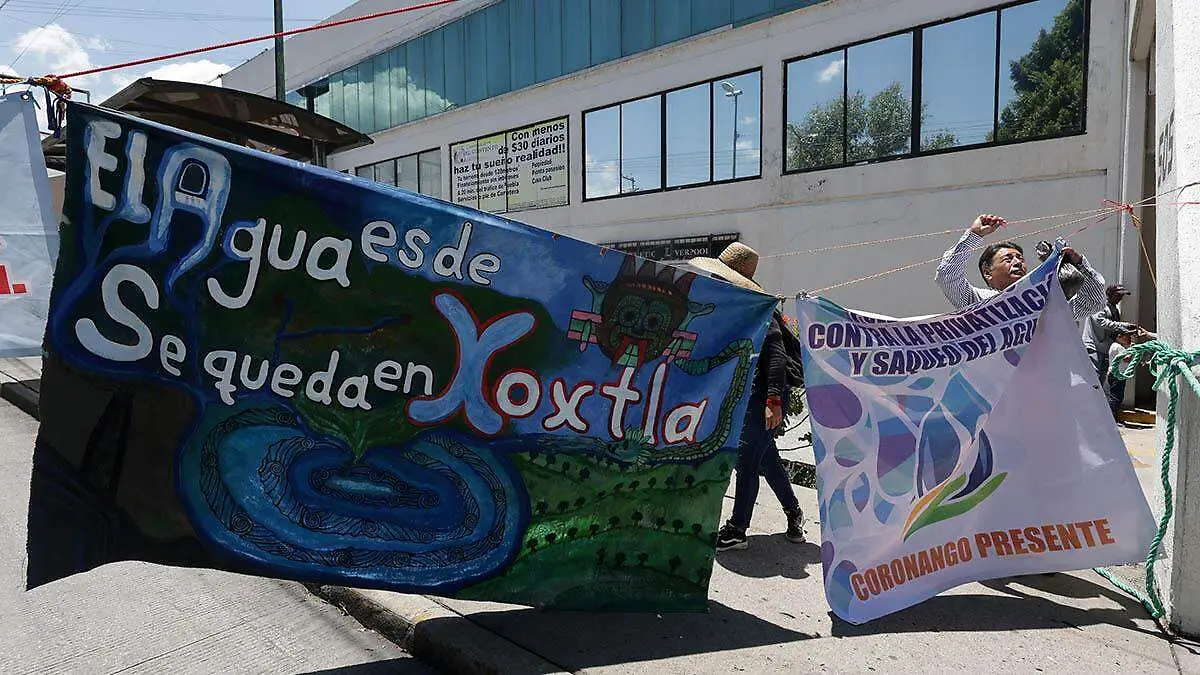 Habitantes de municipios de la región cholulteca instalaron un plantón frente a la delegación estatal de la Conagua