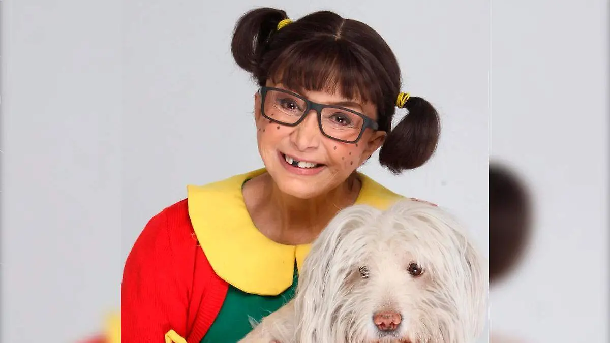 La chilindrina posa junto a un perro