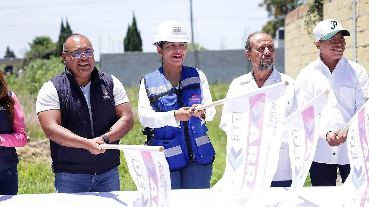 La presidenta municipal de San Andrés Cholula, Lupita Cuautle Torres, encabezó el banderazo de inicio de la obra de adoquinamiento