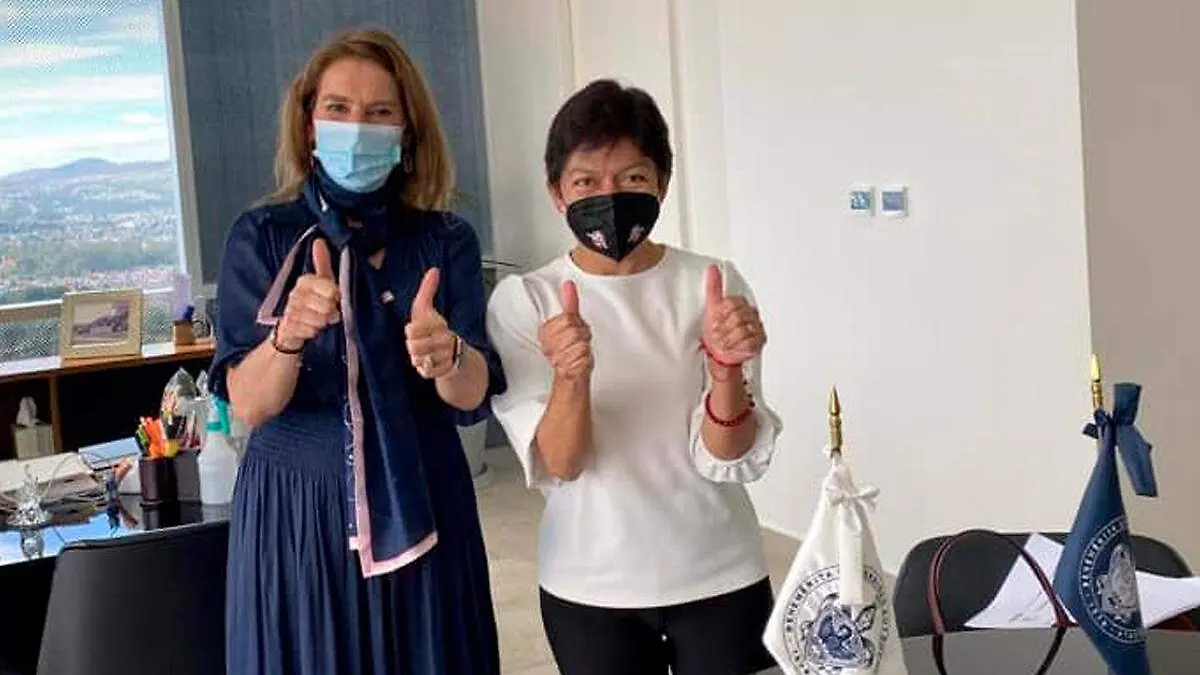 Beatriz Gutierrez Muller junto a Lilia Cedillo