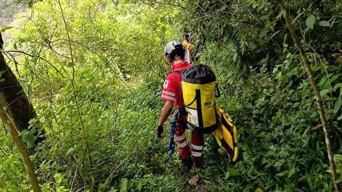 Cruz Roja Mexicana logró recuperar el cuerpo de un hombre que perdió la vida tras caer a un barranco en Jilotzingo
