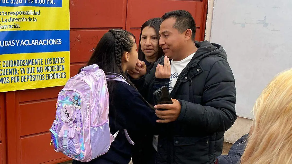 Los padres de familia accedieron al interior de la escuela con sus hijos para llevarlos hasta su nuevo salón