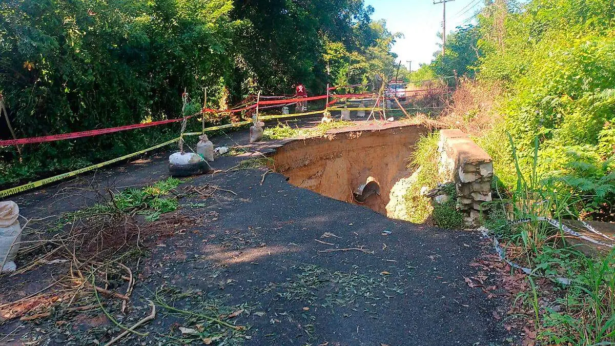 tramo carretera Hueytamalco afectado por las lluvias