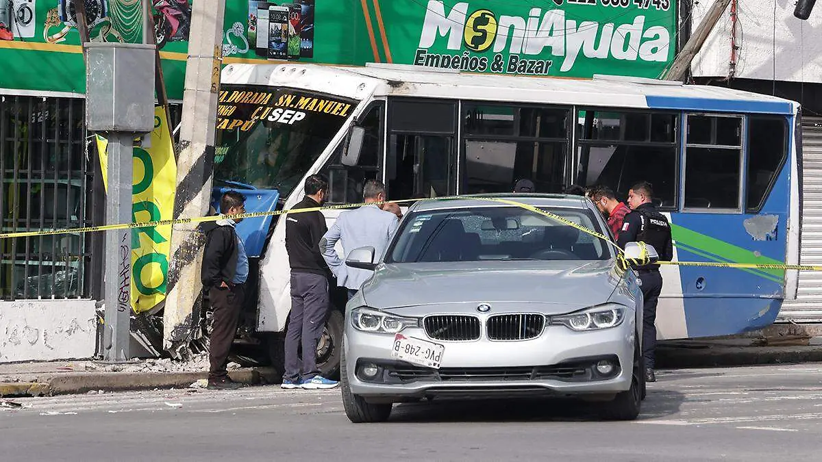 El conductor del transporte público circulaba por la 31 Poniente, cuando perdió el control de la unidad