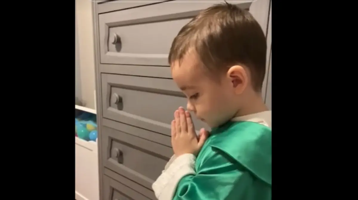 Niño juega a ser sacerdote y emociona a miles en redes por su ternura y naturalidad