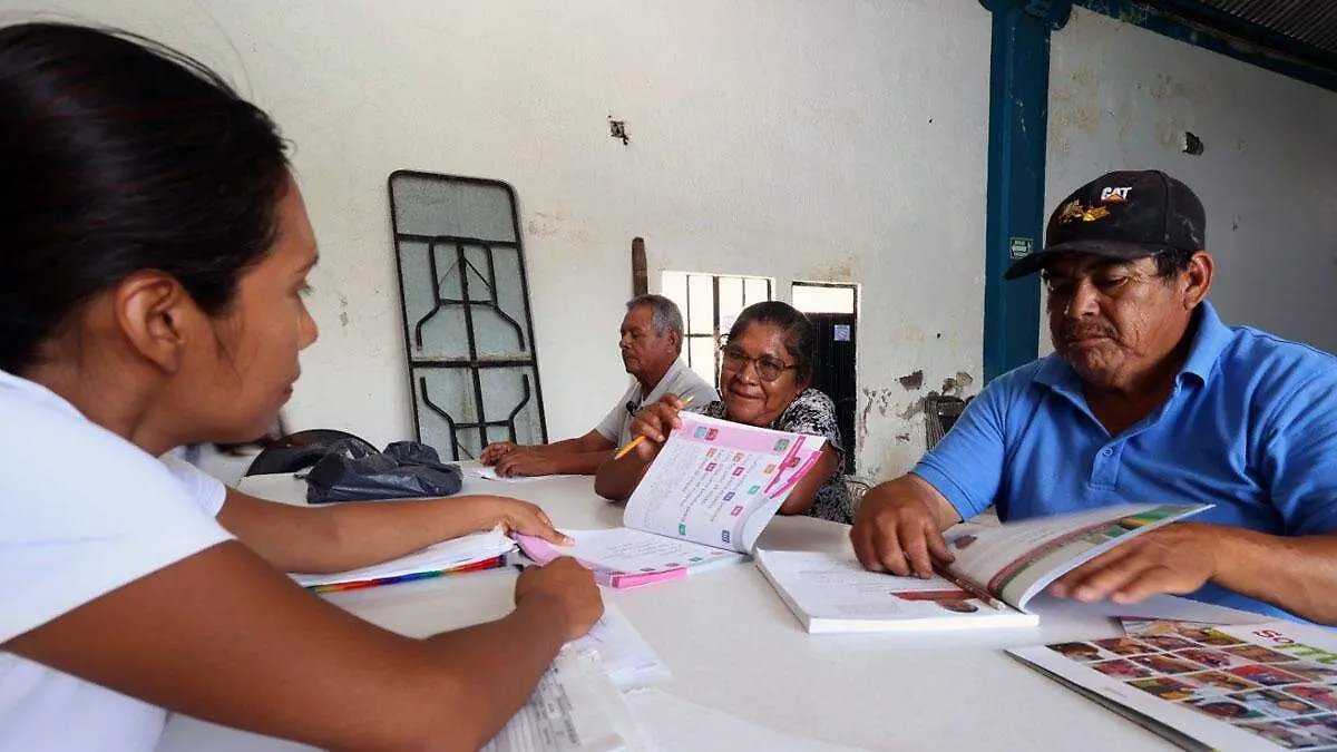 La maestra viaje por casi dos horas para llegar a alfabetizar en Teopantlán