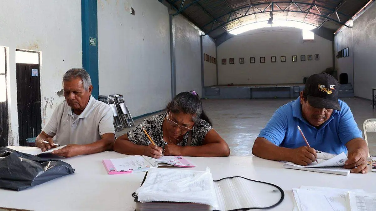 En Teopantlán toman clases dos veces a la semana para aprender