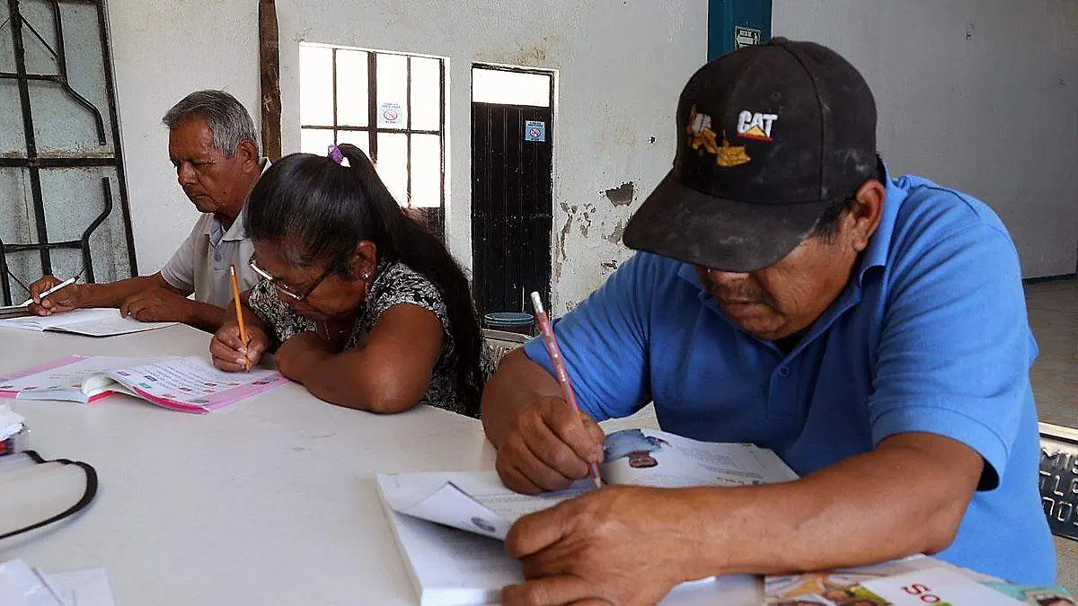Son adultos mayores con el sueño de aprender a leer y escribir