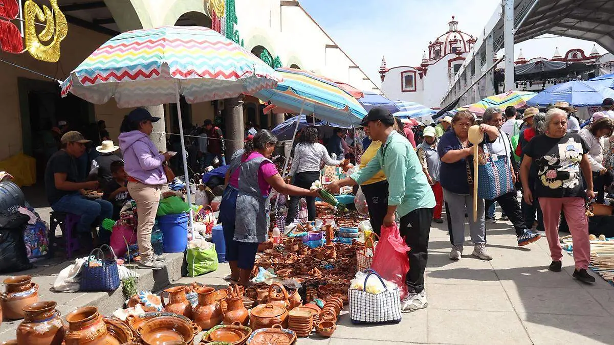 El trueque reunió a artesanos y productores de frutas de temporada, plantas, ropa bordada, artesanías de barro