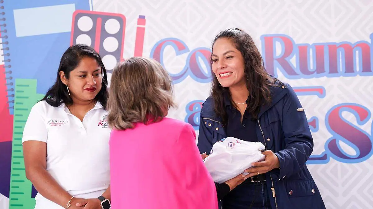 La presidenta municipal Lupita Cuautle Torres concluyó de manera satisfactoria la entrega de paquetes de útiles escolares