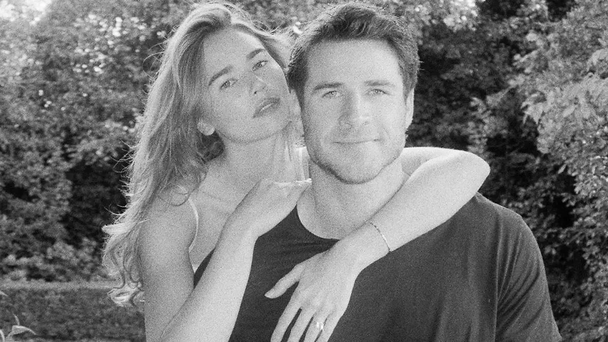 Liam Hemsworth y Gabrielle Brooks
