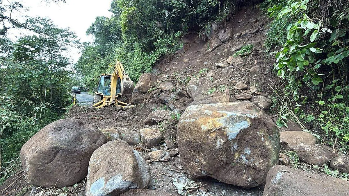 Son grandes cantidades de tierra y rocas que sobrepasan el metro de altura lo que dificulta la operación en Cuacuila