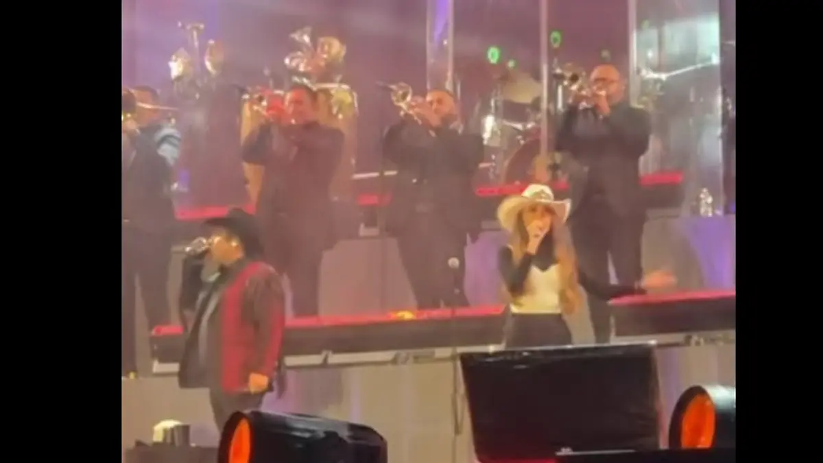 Poblana canta con Julión Álvarez
