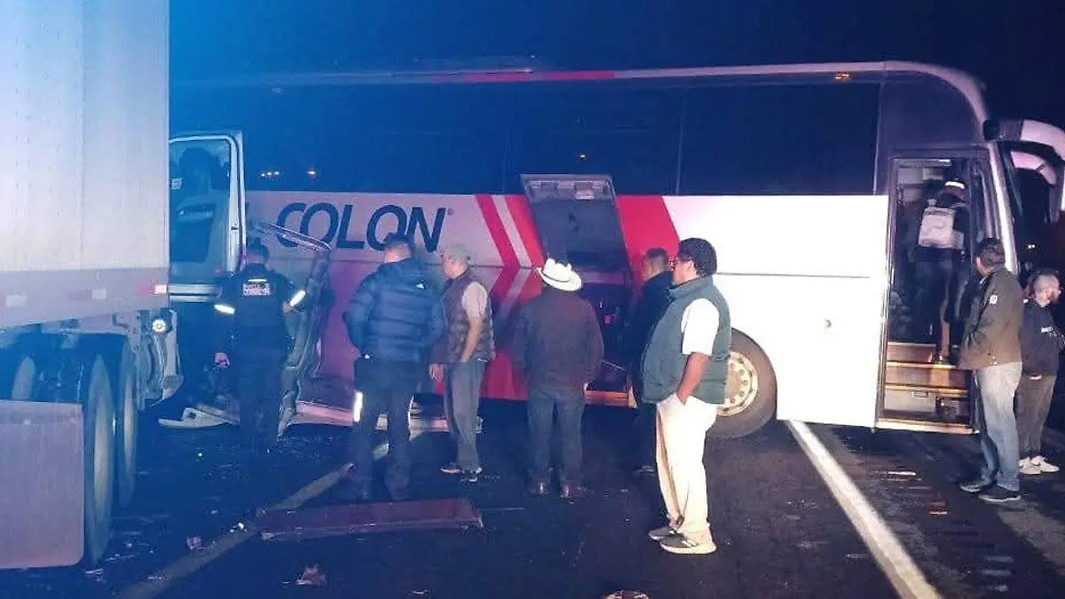 en autopista puebla orizaba choca autobús y trailer 