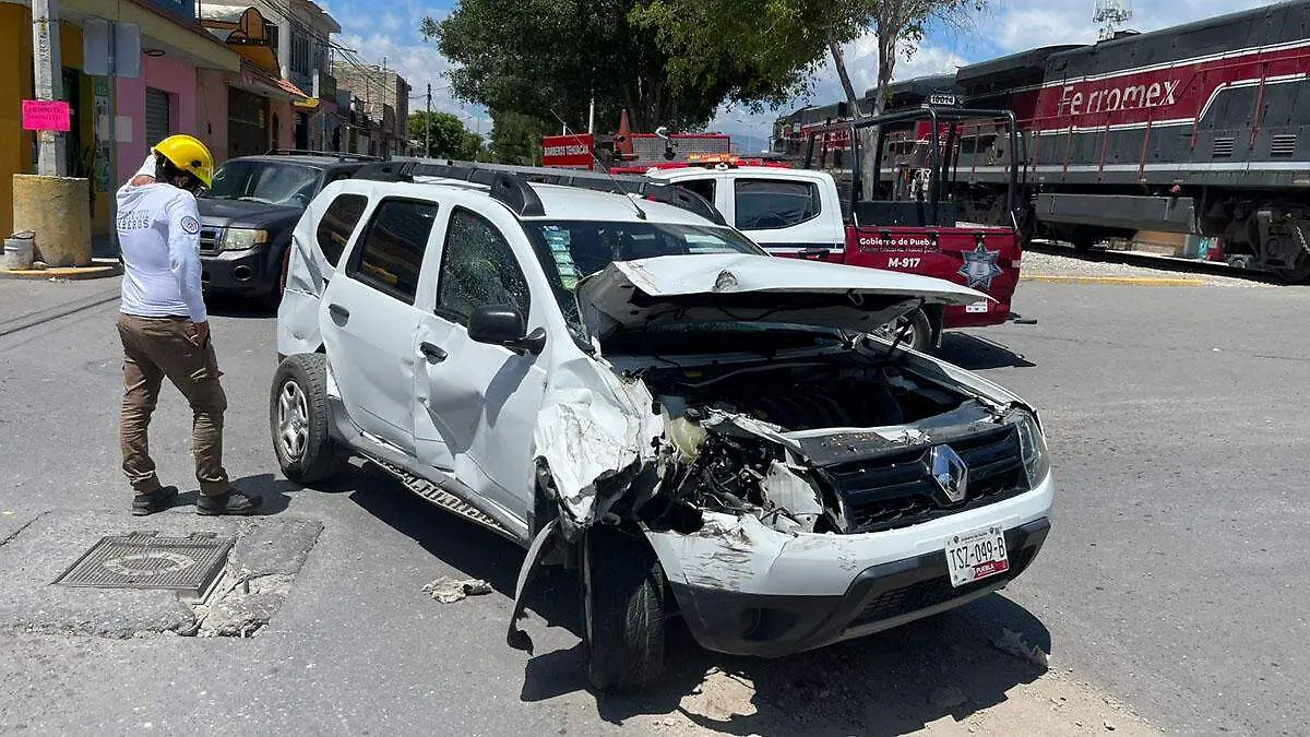 camioneta es arrastrada por el tren en Tehuacán 