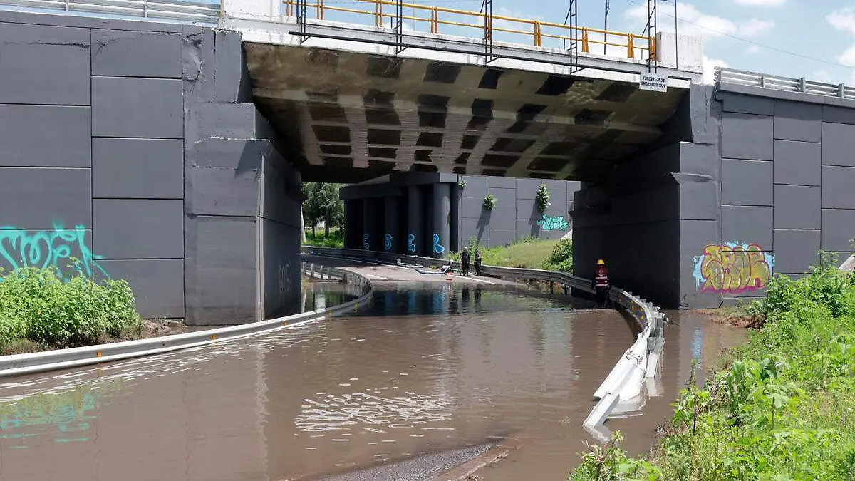 inundacion en puente inferior del Periferico Ecologico