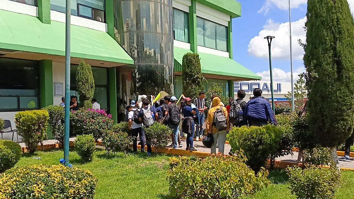 En Tezmelucan piden salida de la directora Dulce Reyes Quiroz.