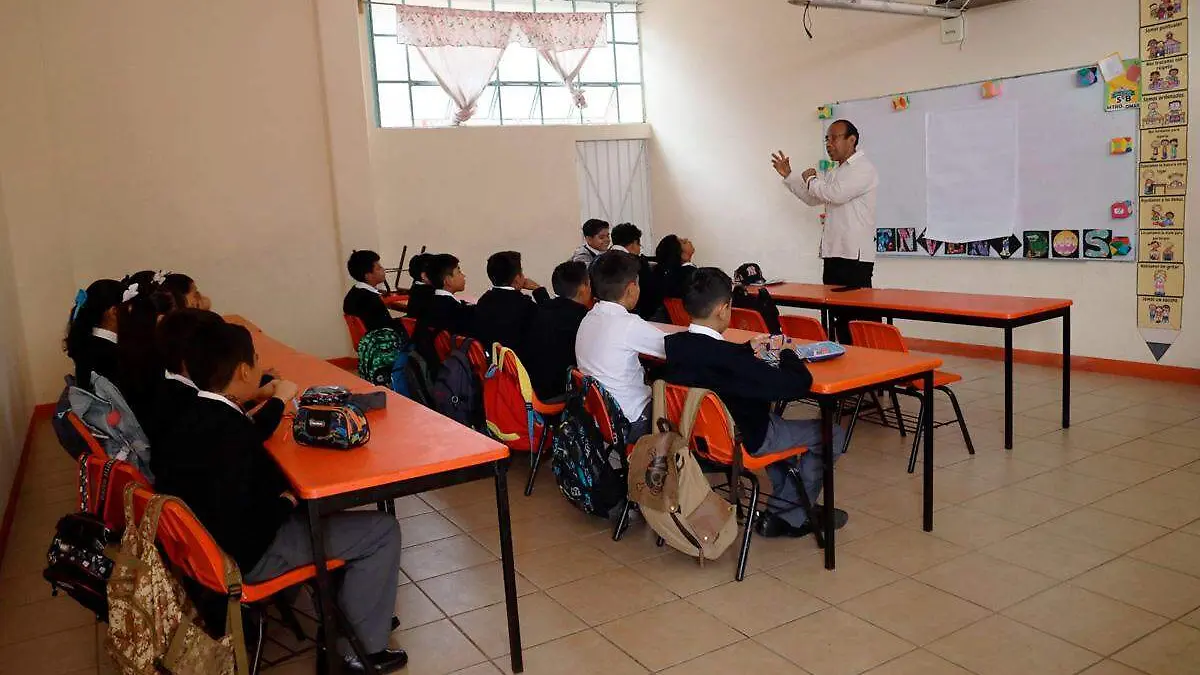 salon de clases, profesor hablando con alumnos