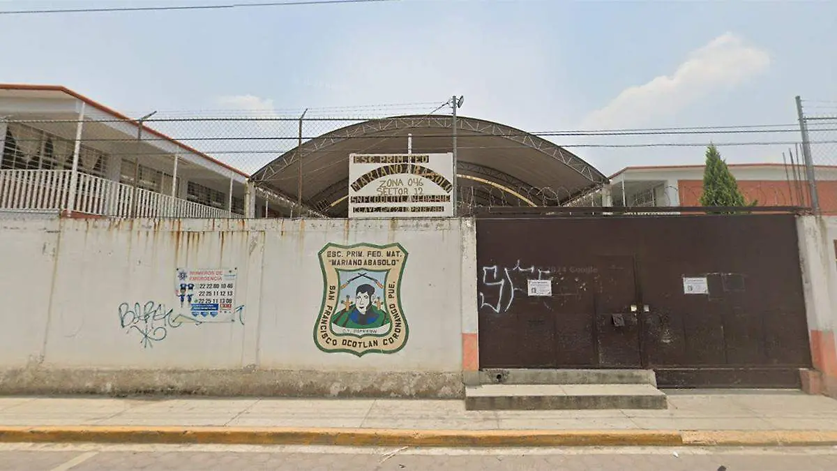 Se ha hecho costumbre que los padres de familia del turno matutino de la primaria acudan horas antes a la escuela para limpiar