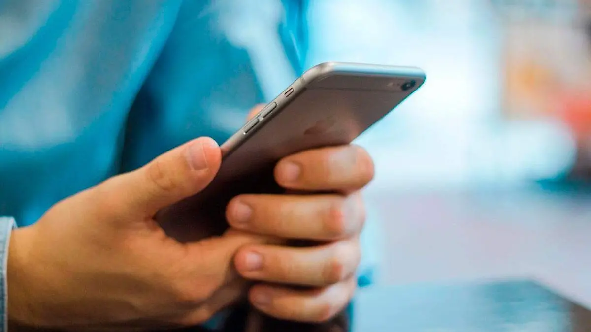 persona utilizando un dispositivo movil