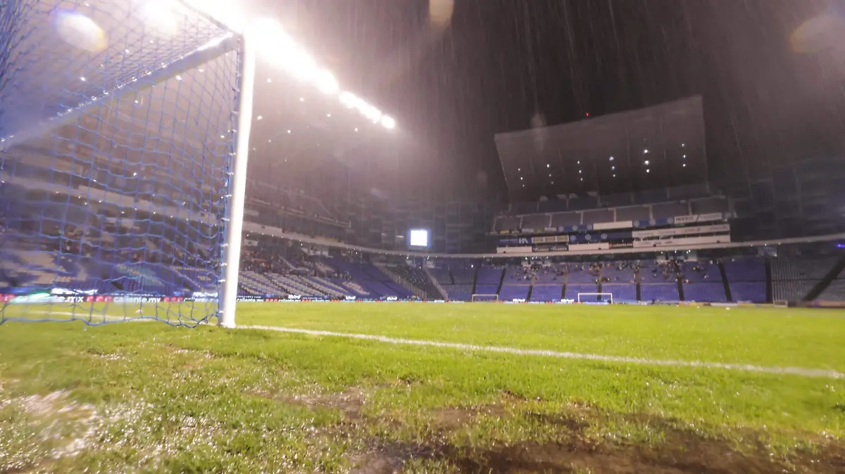 Tormenta eléctrica en el Estadio Cuauhtémoc mantiene en pausa el juego