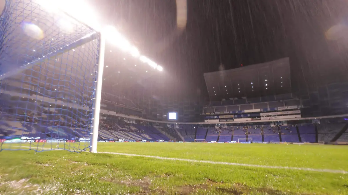 Tormenta eléctrica en el Estadio Cuauhtémoc mantiene en pausa el juego