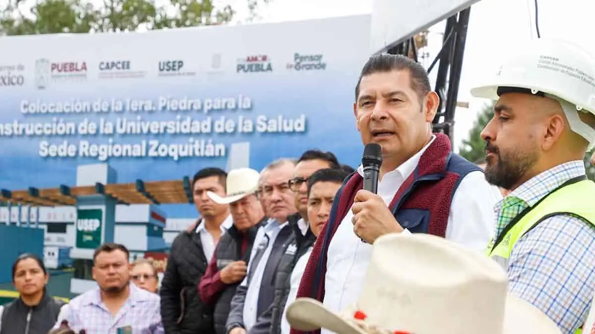 El titular del ejecutivo también entregó apoyos para el campo poblano