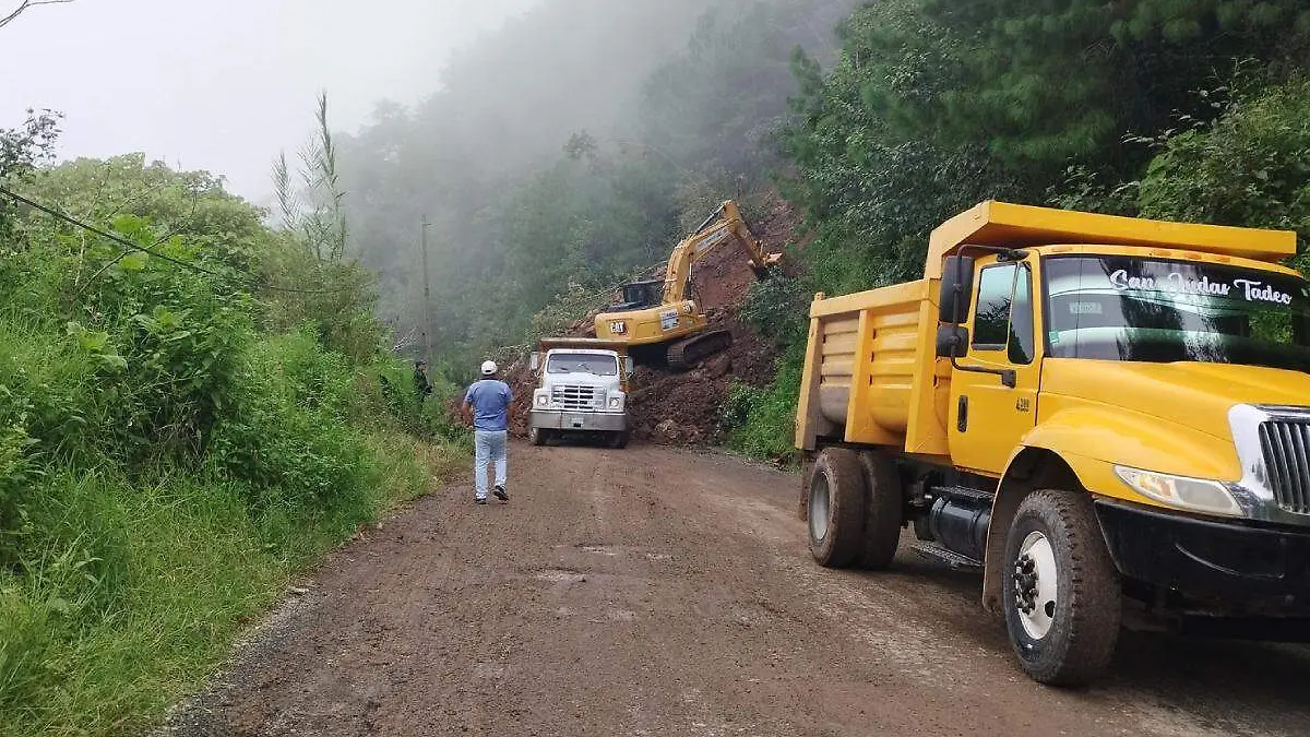 Trabajos en derrumbe en carretera de Naupan