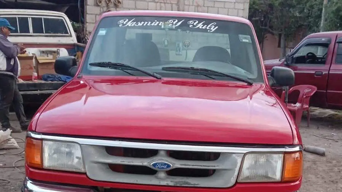 La camioneta robada es una Ford Ranger, modelo 1995, color rojo