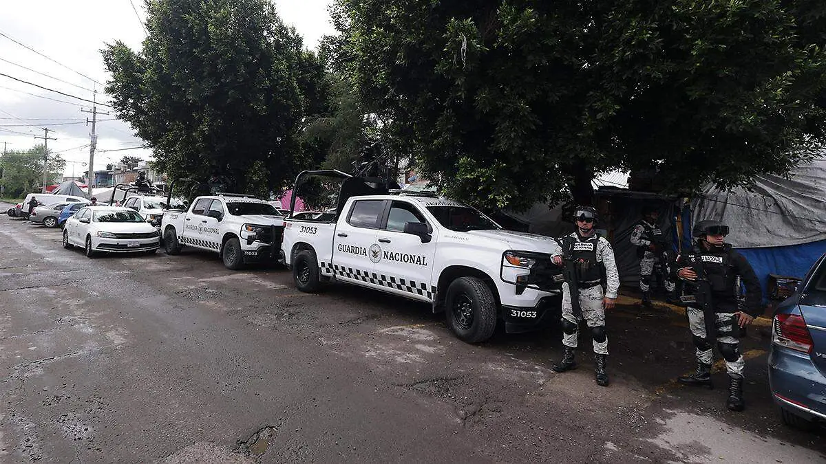 Una vez en el lugar, sobre los pasillos de la entrada al estacionamiento, los uniformados hallaron un casco de seguridad tirado.