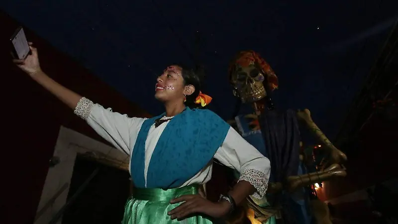 Atlixco se llena de color con el Valle de Catrinas 2025; visitantes buscan la selfie perfecta