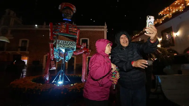 Atlixco se llena de color con el Valle de Catrinas 2025; visitantes buscan la selfie perfecta