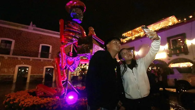 Atlixco se llena de color con el Valle de Catrinas 2025; visitantes buscan la selfie perfecta