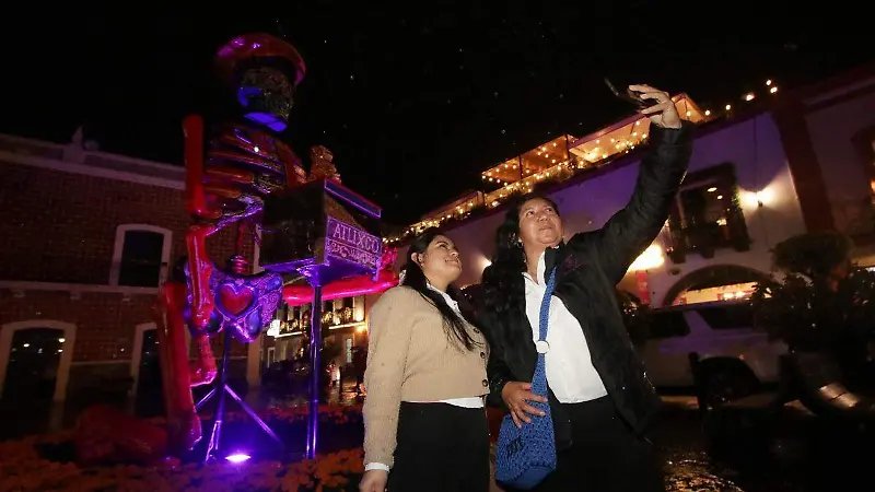 Atlixco se llena de color con el Valle de Catrinas 2025; visitantes buscan la selfie perfecta