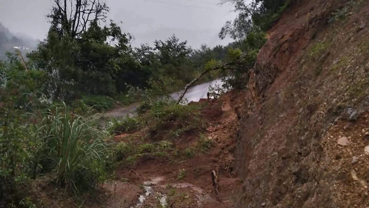 Las intensas precipitaciones provocaron severos deslaves en la carretera Tetela-Zacapoaxtla